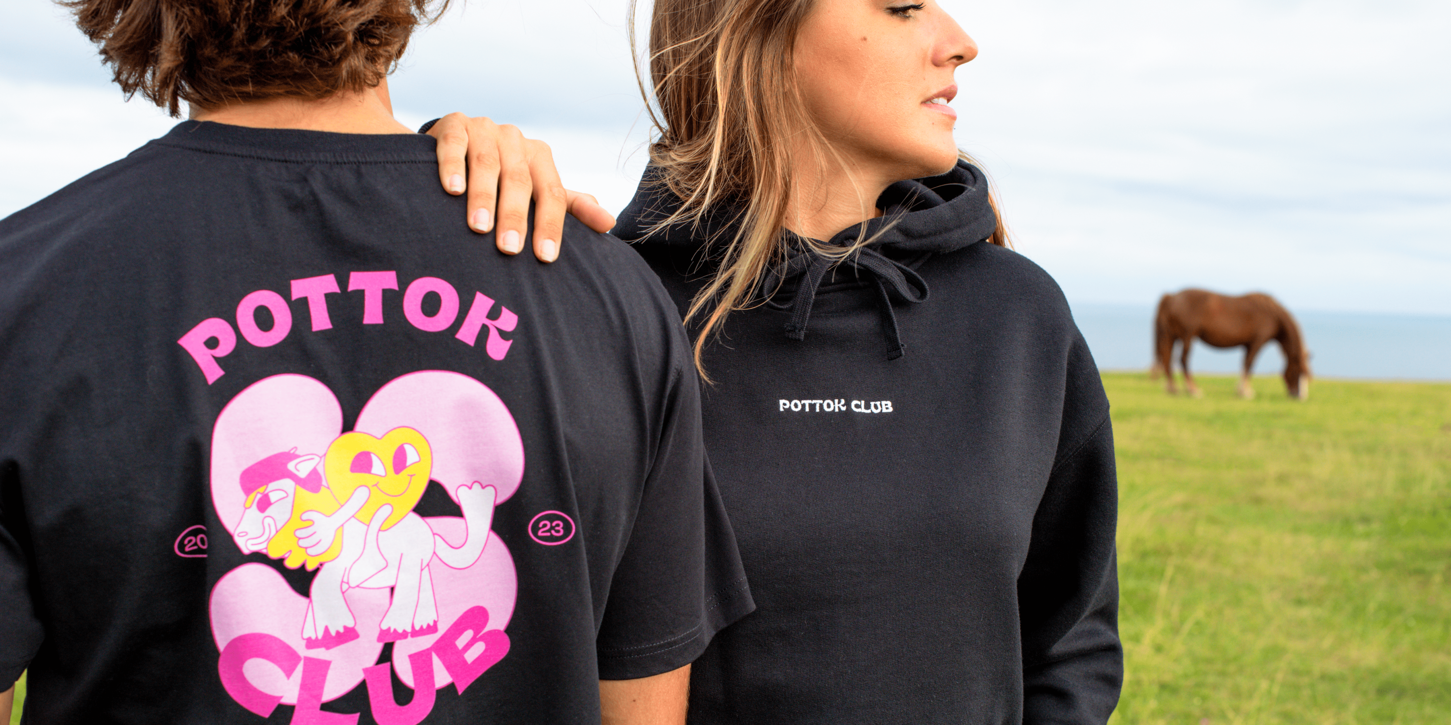 duo t-shirt pottok club noir et hoodie zentroa avec un pottok