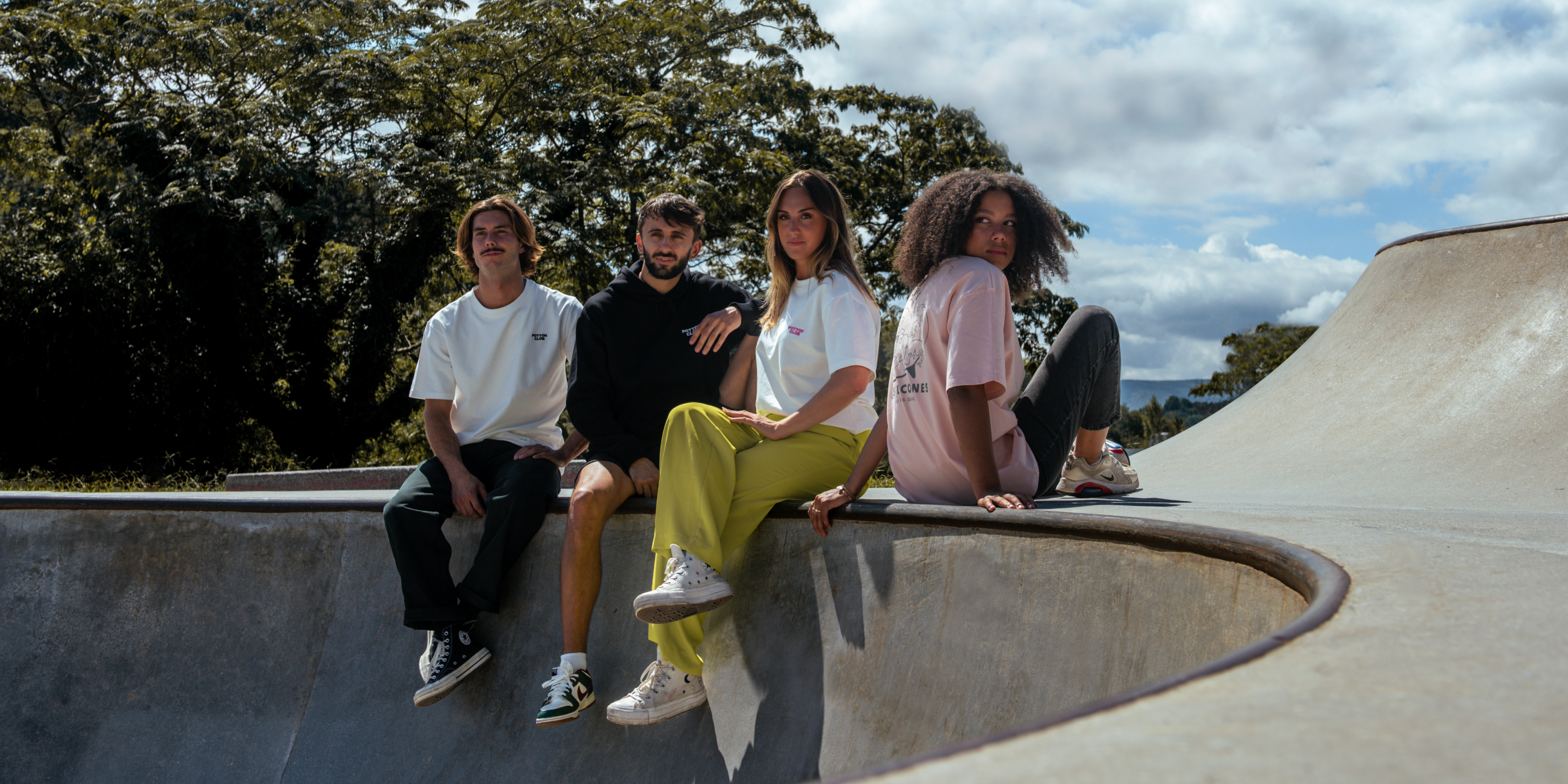 groupe d'amis qui portent du pottok club au skatepark