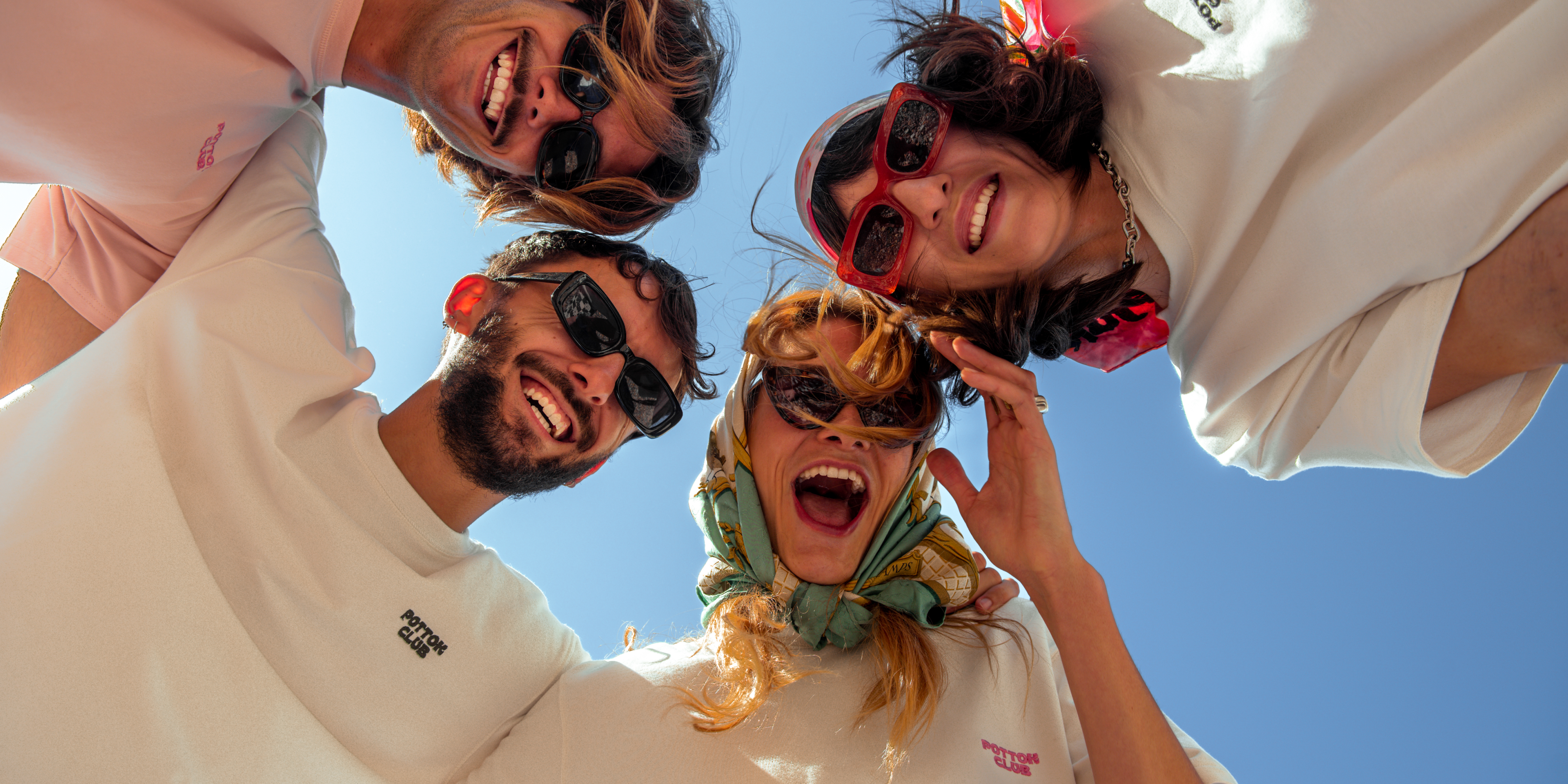 groupe d'amis heureux qui portent du pottok club à la plage de cenitz