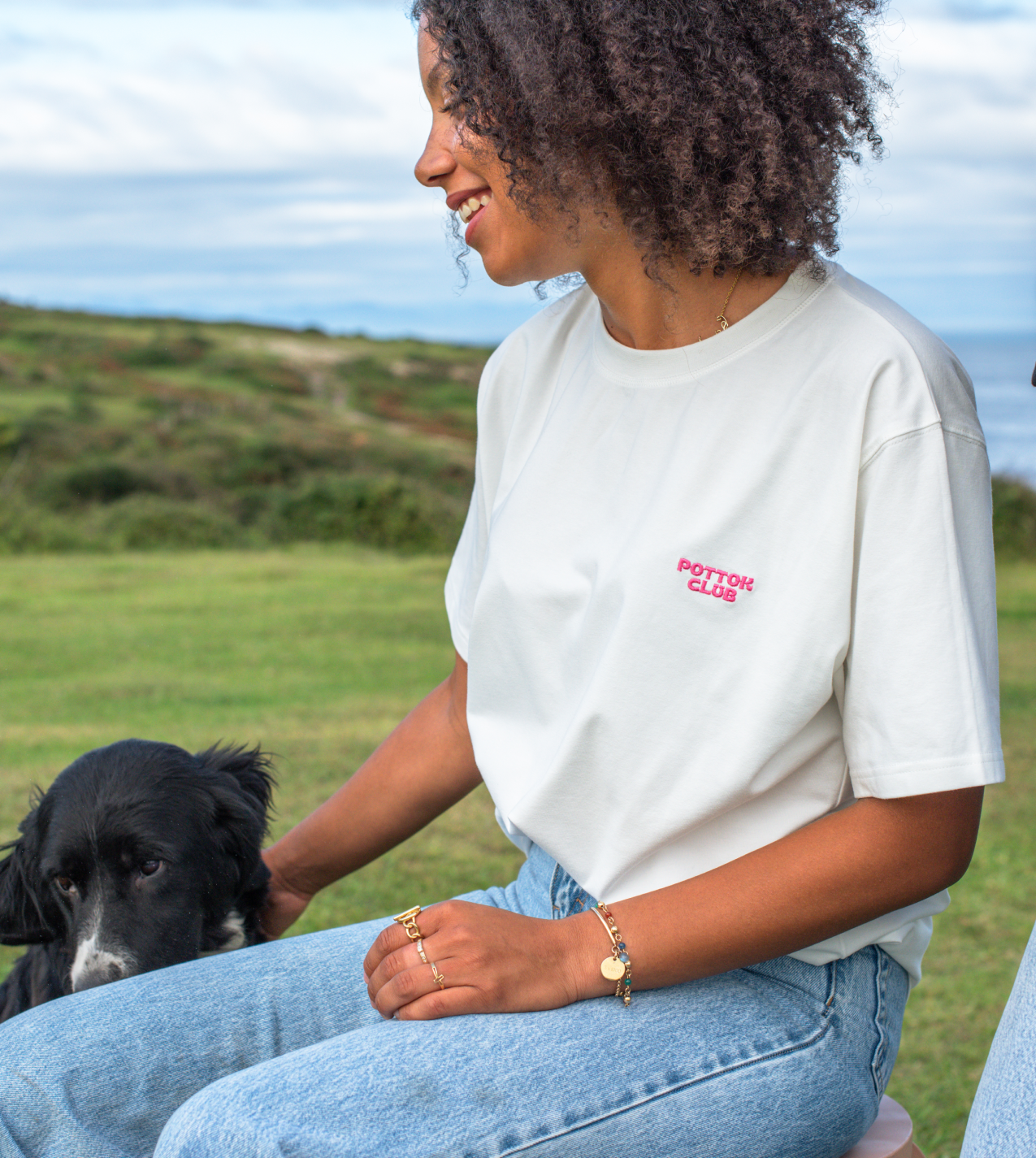femme qui caresse un chien avec un t-shirt pottok club blanc