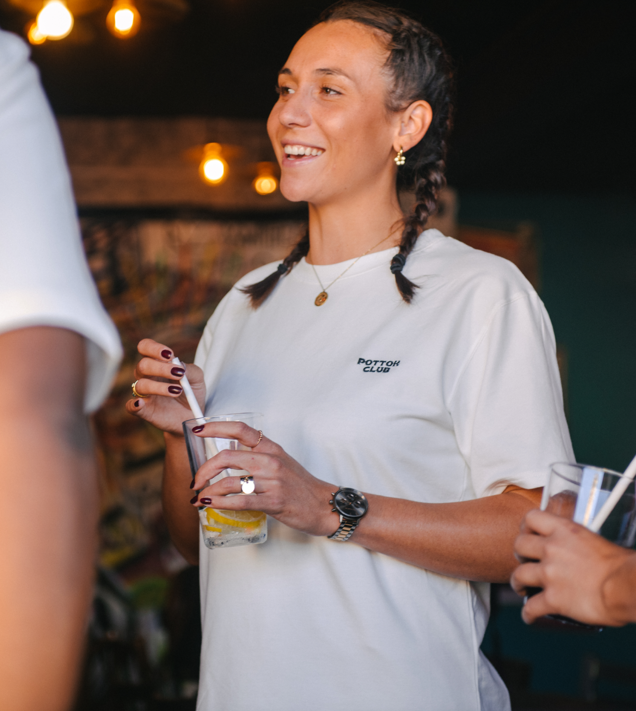 femme qui boit un verre avec un t-shirt klasikoa blanc