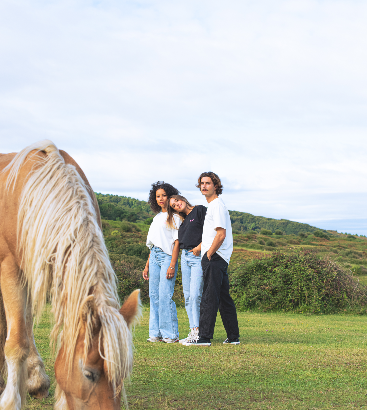 trio mannequins qui portent des t-shirts klasikoak avec un pottok