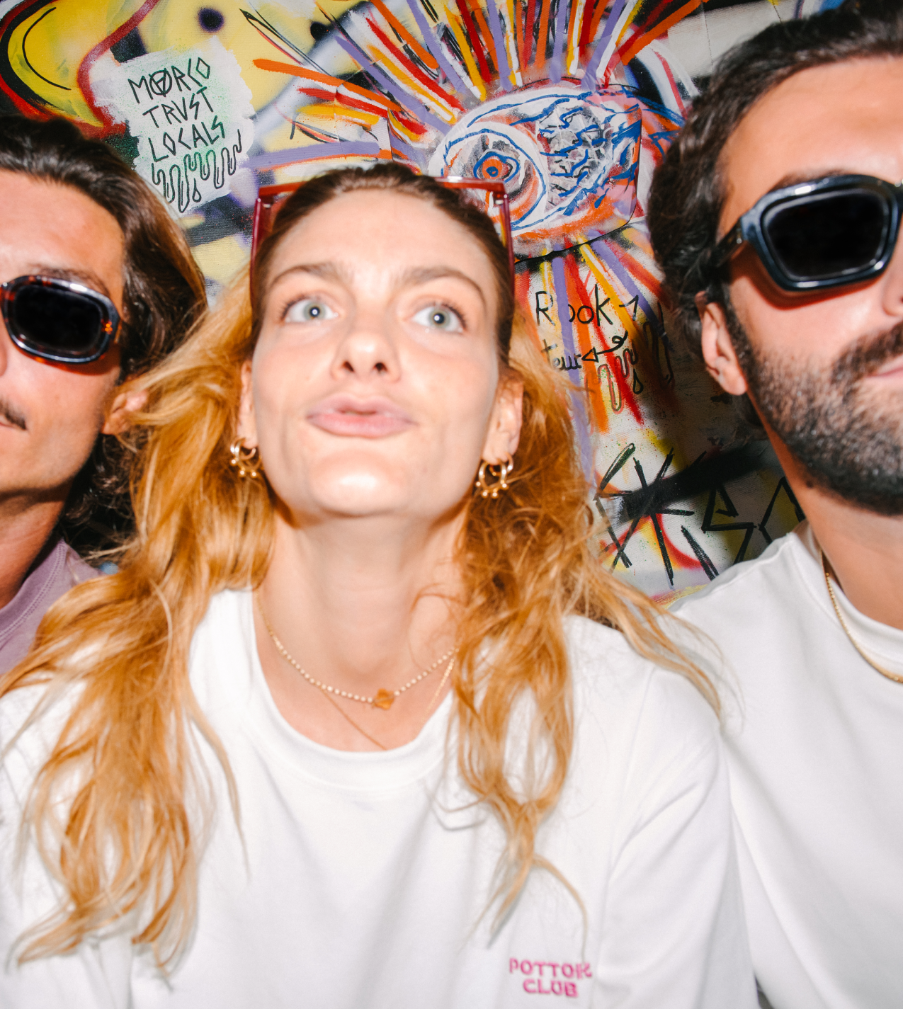 photo d'amis qui portent des t-shirts pottok club au bar