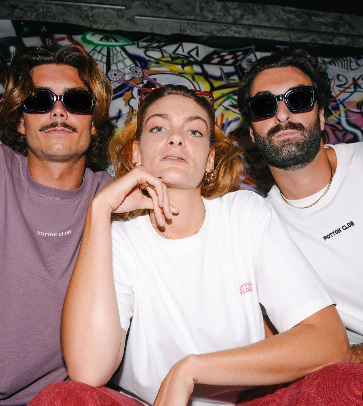 photo trio t-shirts oversizes bordeaux et blanc zentroa et t-shirt pottok club blanc au miguel à biarritz