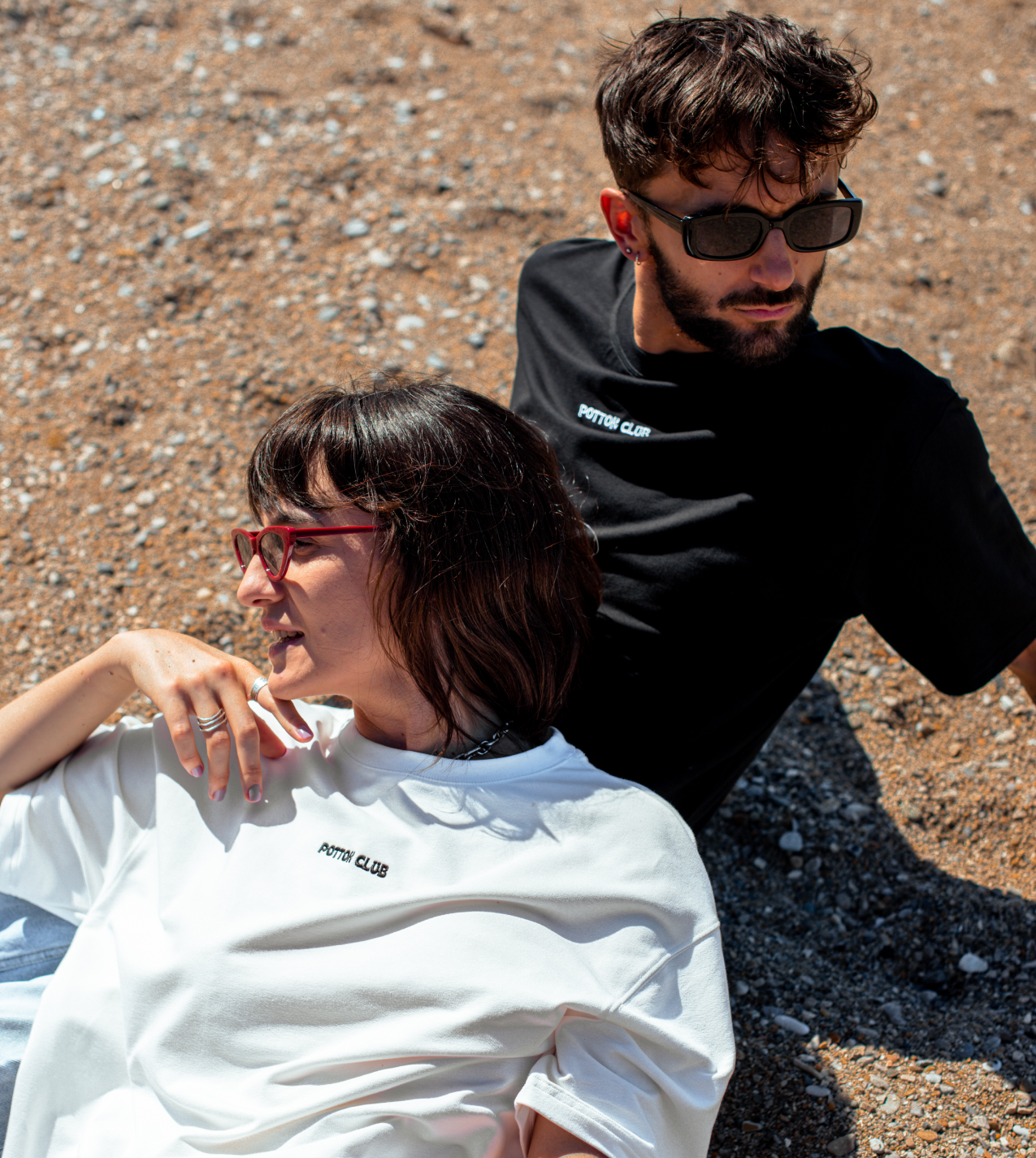 t-shirts oversizes noir et blanc zentroa à la plage de cenitz