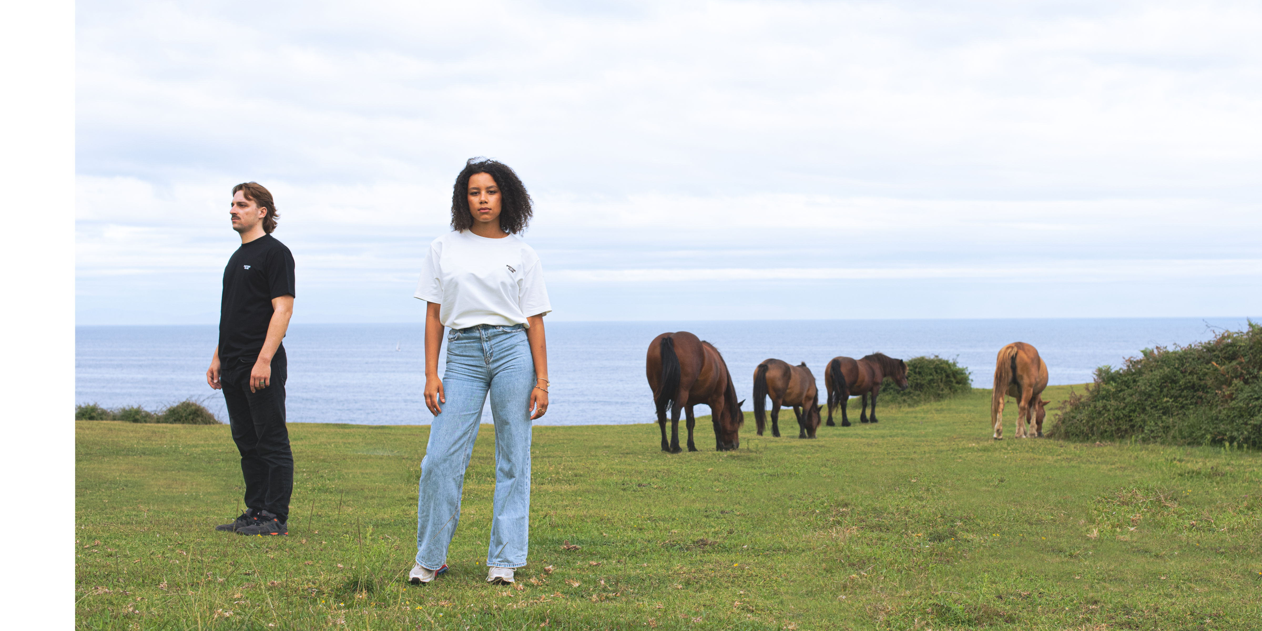 mannequins qui portent des t-shirts klasikoak avec des pottok