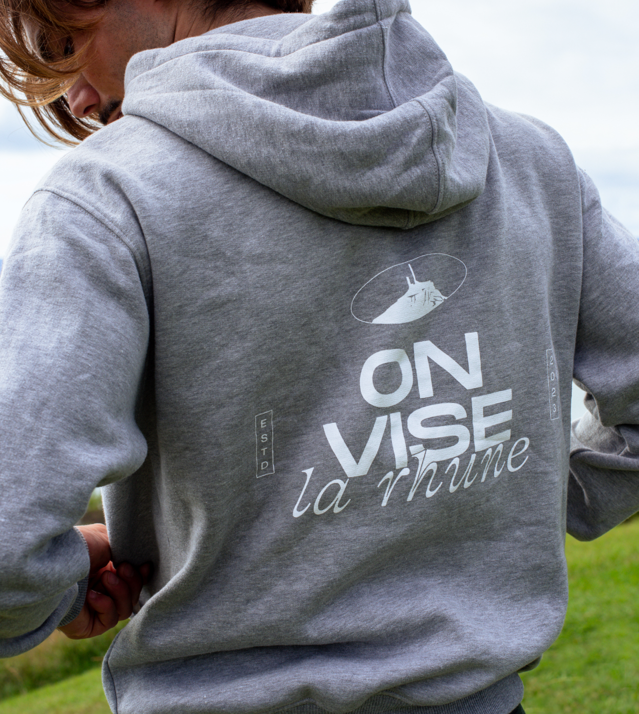 hoodie on vise la rhune gris