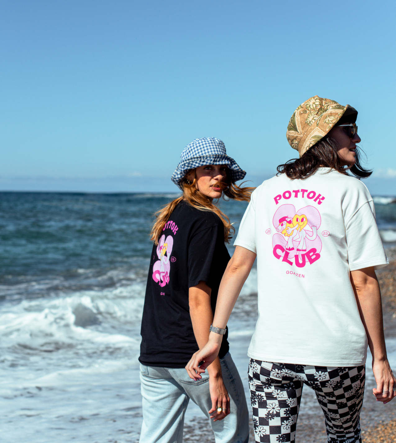 duo t-shirts pottok club noir et blanc à la plage de cenitz