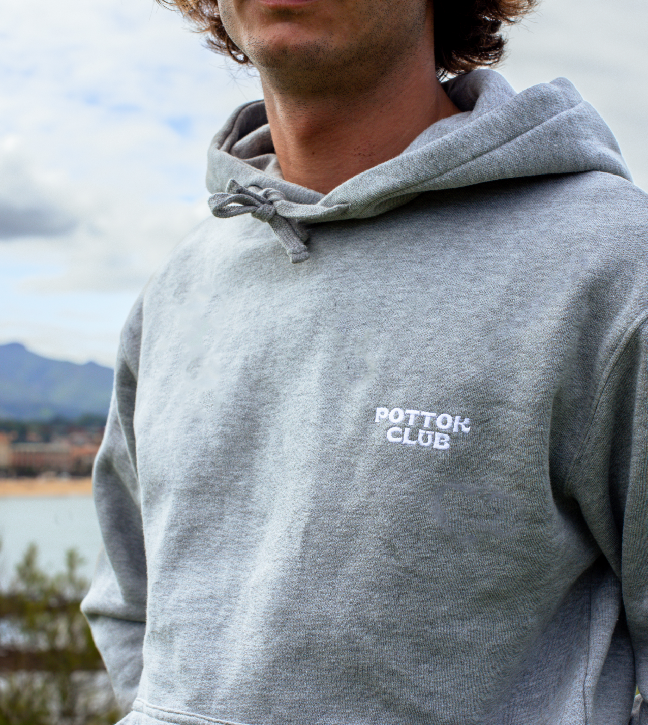 hoodie on vise la rhune gris focus logo