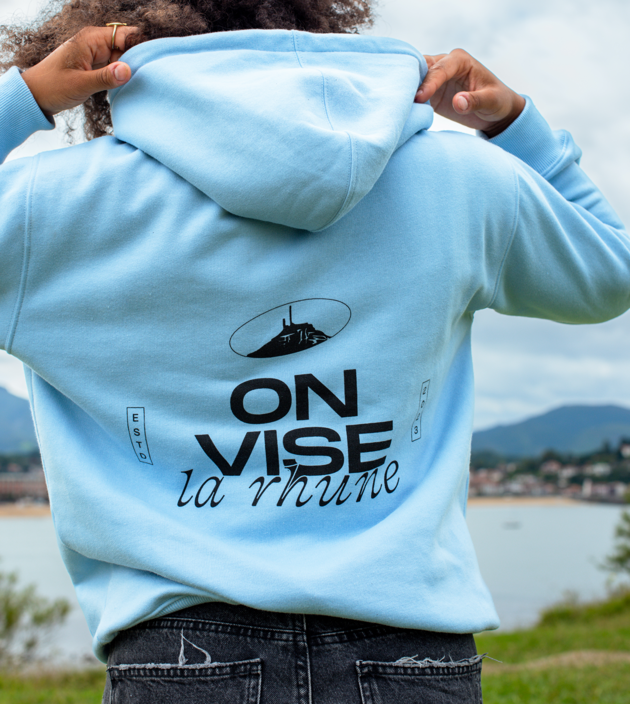 hoodie on vise la rhune bleu