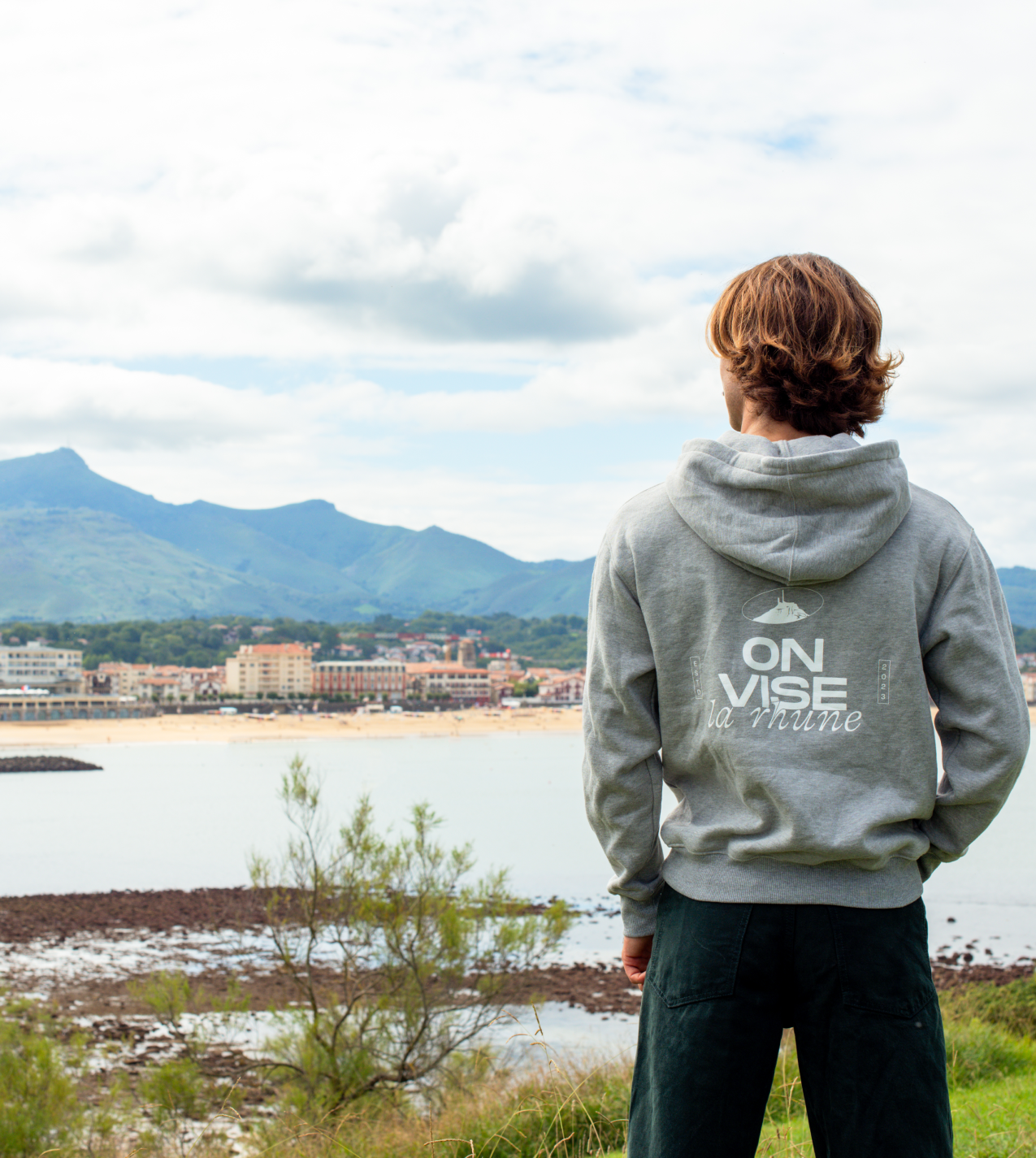 hoodie on vise la rhune gris face à la rhune