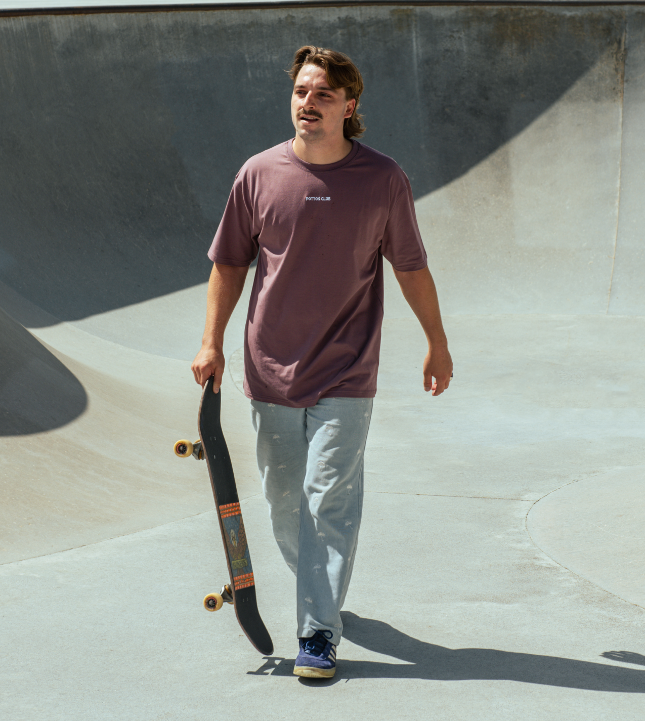 t-shirt oversize bordeaux zentroa au skatepark